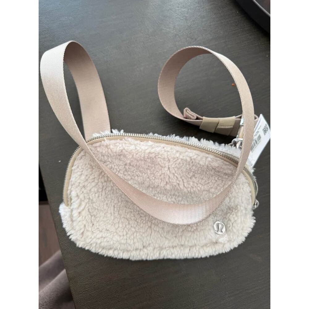 BNWT Lululemon crossbody - Picture 3 of 3
